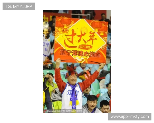 小球迷高举标语致敬退役老将