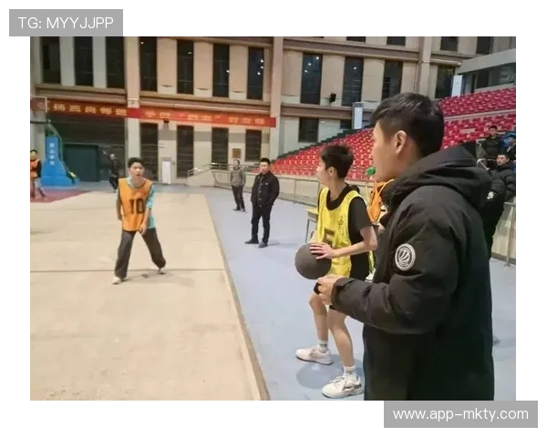 赛前热身出现小插曲，裁判检查球场设施确保安全