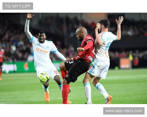 法甲升班马巴黎FC志在保级,休赛期针对后防线进行补强。 法甲升班马巴黎FC志在保级,休赛期针对后防线进行补强。