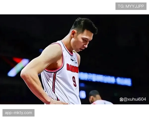 人物特写：老将易建联现身广东主场观战，与年轻队员场边交流